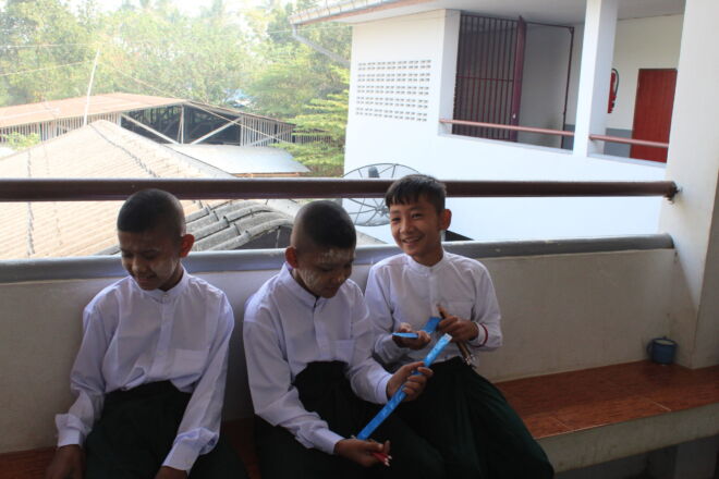 Boys waiting - Hsa Thoo Ley