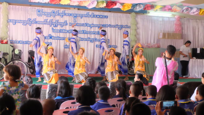 Hsa Thoo Ley kids dancing